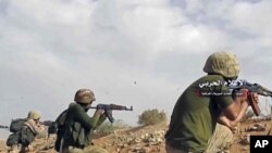 Les troupes progouvernementales syriennes prenant des positions et tirant sur les positions des militants à la frontière d'Irak-Syrie. Le 08 novembre 2017