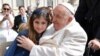El papa es hospitalizado por infección pulmonar