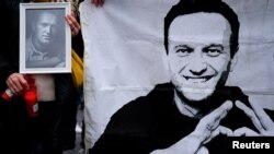 Stanovnici Barselone odaju poštu preminulom ruskom opozicionaru Alekseju Navalnom (Foto: REUTERS/Nacho Doce)