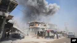 Dim se diže nakon izraelskog bombardovanja Kan Junisa, u Pojasu Gaze, 22. jula 2024. (Foto: AP/Abdel Kareem Hana)