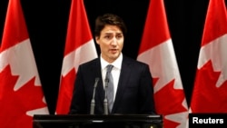 Perdana Menteri Kanada Justin Trudeau berbicara mengenai penembakan di Saskatchewan, dalam konferensi pers di Davos, Swiss (22/1). (Reuters/Ruben Sprich)