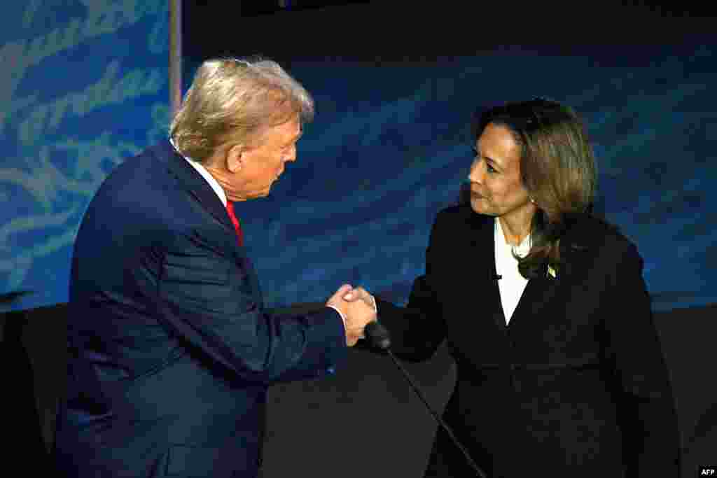 Vice-présidente mpe démocrate Kamala Harris (D) na président ya kala Donald Trump bapesani mbote mpe batalani miso na miso na bondongwani na bango na etando eke na National Constitution Center, Philadelphie, Pennsylvanie, 10 sanza ya libwa 2024.(Photo by SAUL LOEB / AFP)