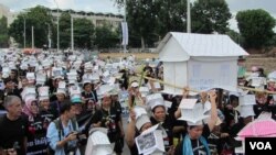 Hundreds of demonstrators from villages around Beoung Kak lake gathered to protest against land evictions, file photo. 