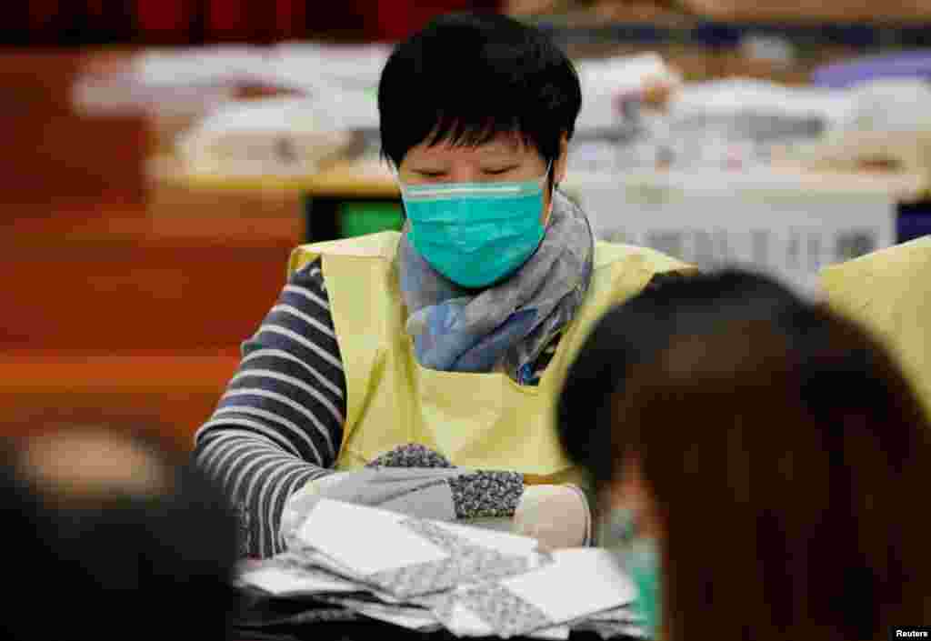 Un funcionario electoral cuenta los votos de las elecciones del consejo de Hong Kong, en una mesa de votación en Hong Kong, China, el 25 de noviembre de 2019 (hora local).