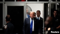 El expresidente Donald Trump regresa a la sala del Tribunal Penal de Manhattan, el jueves 30 de mayo de 2024, en Nueva York. Seth Wenig/Pool vía REUTERS