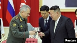 세르게이 쇼이구 러시아 국방장관이 지난 7월 북한이 ‘전승절’로 부르는 6·25전쟁 정전협정 체결일(7월 27일) 70주년을 맞아 평양을 방문해 김정은 국무위원장과 만났다.