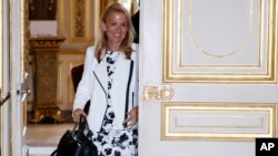 U.S. Ambassador Jane Hartley walks out of the office of French Foreign Affairs Minister Laurent Fabius after a meeting at Quai d'Orsay Foreign Affairs ministry in Paris, June 24, 2015.