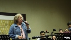 María teresa Chacín, cantante y compositora venezolana, en un ensayo con Miami Youth Orchestra el 9 de junio de 2021. Foto: Luis Felipe Rojas, VOA.