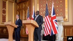 El secretario de Estado Antony Blinken (izq.) habla durante una rueda de prensa conjunta con su homólogo británico de Asuntos Exteriores David Lammy en la sala Locarno de la Oficina de Asuntos Exteriores, Commonwealth y Desarrollo en Londres, martes 10 de septiembre de 2024.