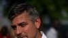 Clooney a defender a Berlusconi