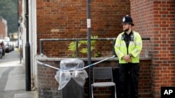 Polisi Inggris berjaga di sekitar panti tunawisma John Baker House di Salisbury, Inggris, Kamis, 5 Juli 2018. Pejabat Inggris sedang menyelidiki bagaimana dua warga Inggris bisa terpapar gas saraf Novichok, racun saraf yang sama digunakan untuk menyerang mantan mata-mata Rusia, Sergei Skripal.
