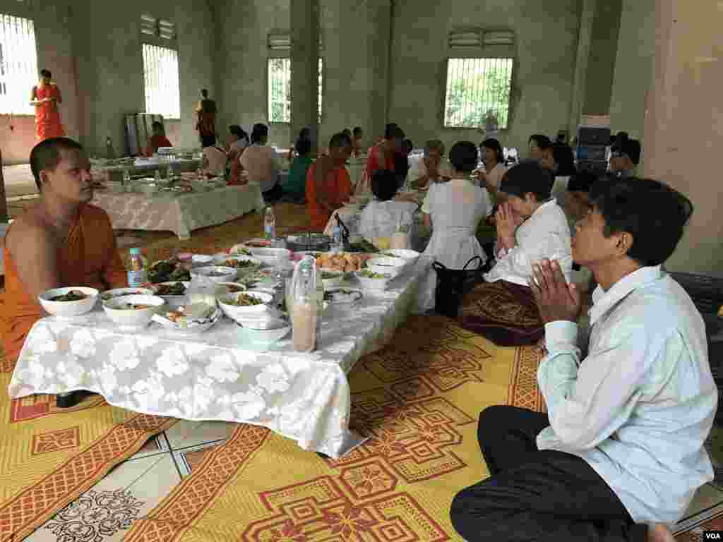 ប្រជាពលរដ្ឋកំពុងប្រគេនចង្ហាន់ដល់ព្រះសង្ឃក្នុងថ្ងៃបិណ្ឌទី១៣ នៃពិធីបុណ្យភ្ជុំបិណ្ឌនៅរាជធានីភ្នំពេញ នៅថ្ងៃទី២៦ ខែកញ្ញា ឆ្នាំ២០១៩។ (កាន់ វិច្ឆិកា/VOA)