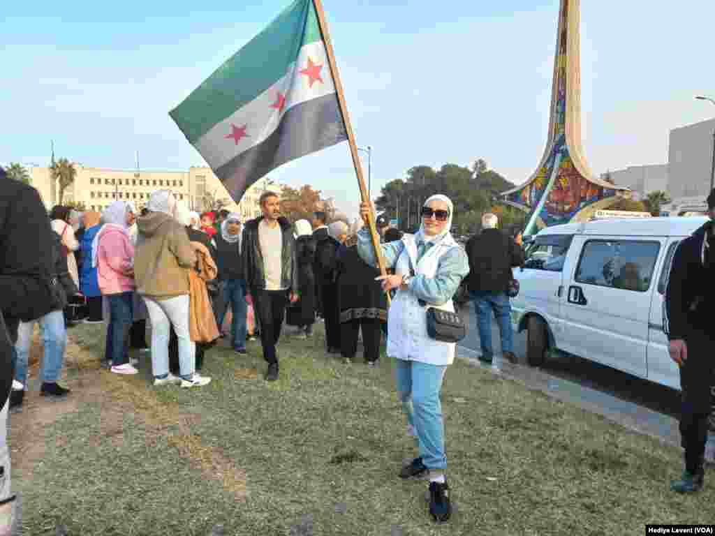 Başkent Şam'ın merkezindeki meydanlarda ve ana caddelerde insanlar gruplar halinde Esat’ın devrilmesini kutluyor