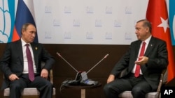 Le président russe Vladimir Poutine (à gauche) et le président turc Recep Tayyip Erdogan au G20 le 16 novembre 2015.