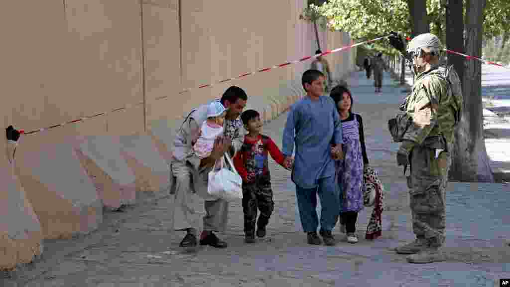 Kungiyar Taliban ta dauki alhakin kai harin bama bamai akan motocin kungiyar NATO, ga 16 Satumba, 2014.