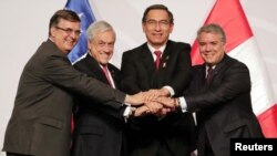 Los mandatarios Martín Vizcarra de Perú, Sebastián Piñera de Chile, Iván Duque de Colombia y el canciller mexicano Marcelo Ebrard posan para los medios al final de la Cumbre del Pacífico en Lima. Julio 6, 2019. REUTERS/Guadalupe Pardo.
