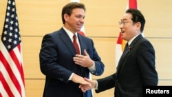 El gobernador de Florida, Ron DeSantis, a la izquierda, estrecha la mano del primer ministro de Japón, Fumio Kishida, en una visita de cortesía a Kishida en la residencia del primer ministro en Tokio, el lunes 24 de abril de 2023. 