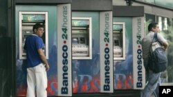 Los directivos de Banesco, el mayor banco privado de Venezuela, fueron detenidos a principios de mayo, cuando acusados presuntamente de facilitar o encubrir ataques contra el Bolívar, la divisa nacional.