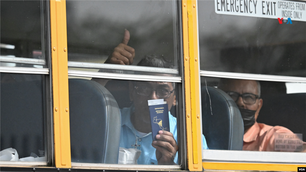 Un preso político nicaragüense liberado muestra su pasaporte a su llegada a la Base Aérea de la Ciudad de Guatemala el 5 de septiembre de 2024. 