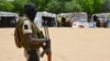 Un soldat nigérian monte la garde dans un camp de réfugiés à Diffa, au Niger, le 17 août 2016.