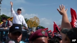 El presidente de Nicaragua, Daniel Ortega, y su esposa, la vicepresidenta Rosario Murillo, llegan a la plaza Juan Pablo II para celebrar el 39 aniversario de la revolución sandinista, en Managua, Nicaragua, el jueves 19 de julio de 2018. Foto AP/Cristóbal Venegas
