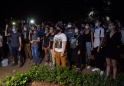 Jóvenes artistas protestan frente a las puertas del Ministerio de Cultura, en La Habana, Cuba, el viernes 27 de noviembre de 2020.
