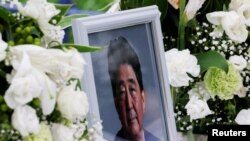 Foto mendiang mantan Perdana Menteri Jepang Shinzo Abe, yang ditembak mati saat berkampanye untuk pemilihan parlemen, terlihat di Markas Besar Partai Demokrat Liberal Jepang di Tokyo, Jepang 12 Juli 2022. (Foto: REUTERS/Kim Kyung-Hoon )