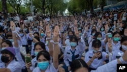 Para pelajar menunjukkan salam tiga jari sebagai simbol perlawanan dalam sebuah unjuk rasa di Bangkok, Thailand, 5 September 2020.