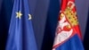 ARHIVA - Čovek sa zaštitnom maskom prolazi ispred bilborda zahvalnosti kineskom predsedniku Ši Đinpingu, tokom prvog talasa pandemije koronavirusa u Srbiji, 1. aprila 2020. (Foto: Reuters/Đorđe Kojadinović)