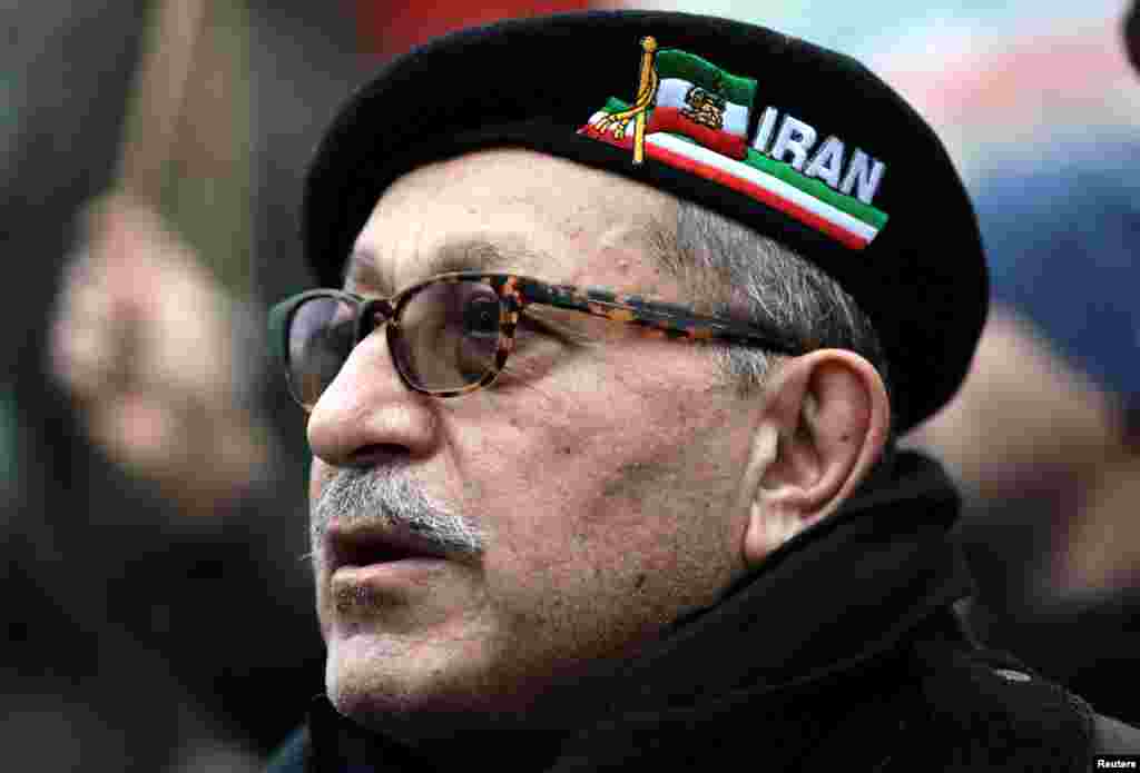 Masu adawa da shugaban Iran Hassan Rouhani sun gudanar da wani baban zanga zanga a bakin kofar ofishin jakadancin kasar Iran dake London a Ingla, Janairu 02, 2018 