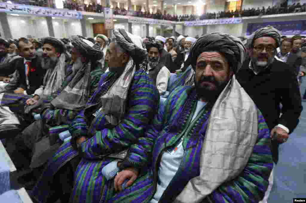 Loya Jirg'a a'zolari majlis qilmoqda. Kobul, 21-noyabr, 2013-yil.