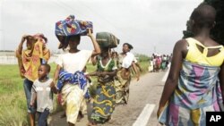 Des habitants du quartier Abobo d'Abidjan fuyant les combats