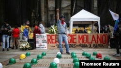 Protesta frente al congreso mientras se lleva a cabo un debate de moción de censura contra el ministro de Defensa, en Bogotá, el lunes 24 de mayo.