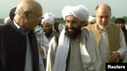 Mullah Mohammad Hassan Akhund (tengah) ditunjuk sebagai pemimpin pemerintahan baru Afghanistan