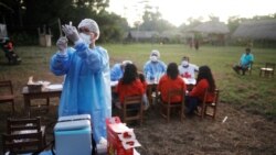 Diego Sánchez prepara una vacuna contra el COVID-19 durante una misión de los trabajadores de la salud a la selva amazónica para educar a las personas de la comunidad indígena Urarina sobre la enfermedad y ofrecer atención médica, en San Marcos, Perú, el 11 de octubre de 2021.