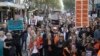 Aksi unjuk rasa menentang kekerasan berbasis gender, di Melbourne, Australia, Minggu, 28 April 2024. (AUBC via AP)