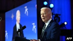 Президент США Джо Байден виступає під час святкування 75-ї річниці НАТО в залі Mellon Auditorium у Вашингтоні, округ Колумбія, 9 липня 2024 р. (Фото Джима ВАТСОНА / AFP)