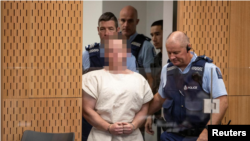 Brenton Tarrant, dikawal ketat saat hendak disidang di Pengadilan Tinggi di Christchurch, Selandia Baru, 16 Maret 2019. (Foto: dok). 