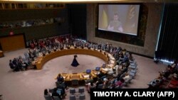 Le président ukrainien Volodymyr Zelensky apparaît à l'écran alors qu'il s'adresse à la réunion du Conseil de sécurité des Nations Unies, à New York, aux États-Unis.
