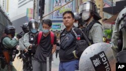香港銅鑼灣，防暴警察在反對北京國家安全立法的示威活動中拘留抗議者。 (2020年5月24日)
