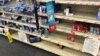 马里兰州一家CVS商店在货架贴出的口罩、手套、洗手液等无货的通知。(2020年3月8日)