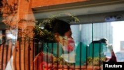 Miembros de familias mayas guatemaltecas llegan a un instituto médico en Ciudad de Guatemala para dar muestras de ADN que sirvan para identificar a posibles familiares suyos encontrados muertos en México.