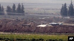 Piezas de artillería turcas se ven en nuevas posiciones cerca de la frontera con Siria, en la provincia turca de Sanliurfa, Turquía. (Foto de AP, domingo 6 de octubre de 2019).
