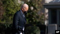 El presidente Joe Biden camina para abordar el Marine One en el jardín sur de la Casa Blanca, el viernes 11 de febrero de 2022, en Washington para viajar a Camp David, Maryland (AP Photo/Manuel Balce Ceneta)