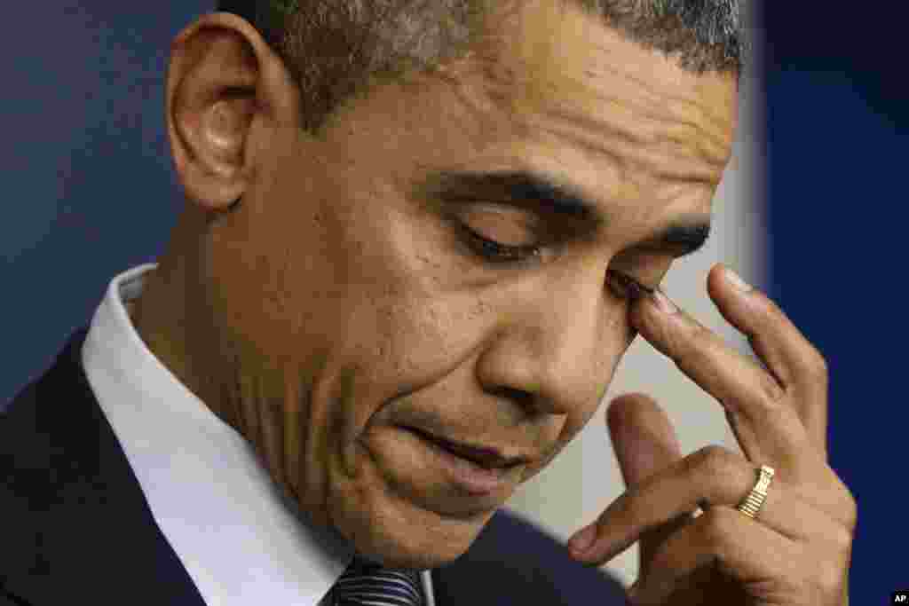 Prezident Obama ko'zida yosh bilan ota-onalarga hamdardlik bildirdi. Adolat va'da qildi. Vashington, 14-dekabr, 2012