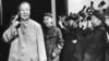 1970年9月初，中共最高领导人毛泽东（1893-1976）拿着烟卷，林彪紧随其后，其他人挥动着《毛主席语录》。 