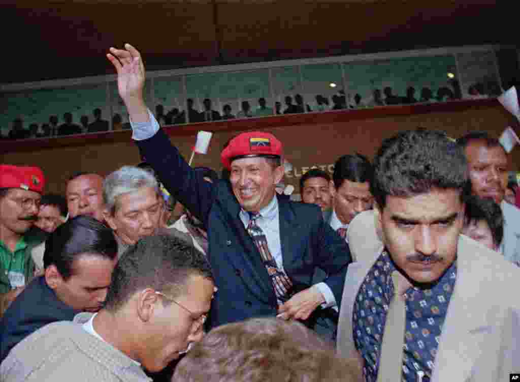 Chávez anuncia su candidatura a la presidencia de Venezuela, en la Plaza Caracas, el 29 de julio de 1997.