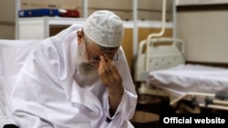 آیت‌الله علی خامنه‌ای رهبر جمهوری اسلامی ایران در حال نماز در بیمارستان - ۲۰ شهریور ۱۳۹۳