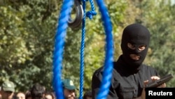 در یک ماه گذشته ایران چهار نفر را در ارتباط به اعتراضات ضد حکومتی آن کشور اعدام کرده و به گفتهٔ حامیان حقوق بشر، دهها معترض دیگر با خطر مجازات اعدام مواجه اند