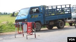 Trucks carrying passengers into Phnom Penh, where the opposition Cambodia National Rescue Party holds protests, were stopped at this road block, September 07, 2013.